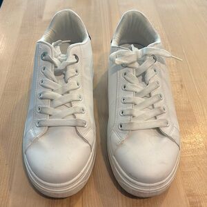 Women’s white tennis shoes
